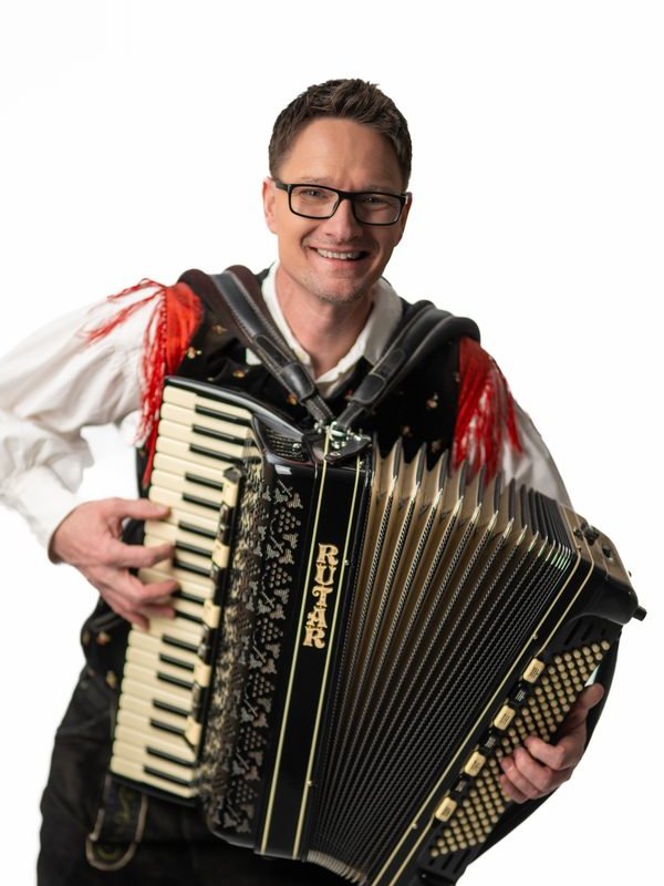 Andrej Švab mit dem Akkordeon