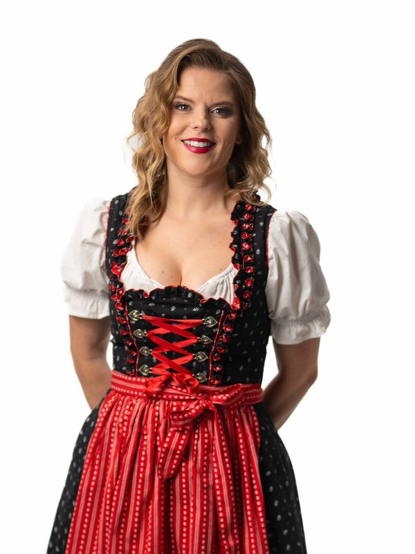 Sängerin Arijana Rojko im Dirndl