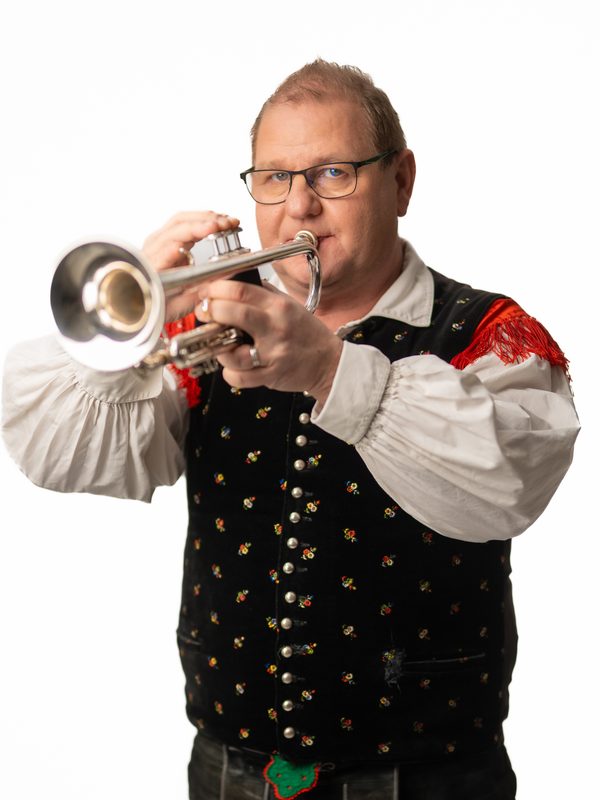 Jani Repnik spielt Trompete