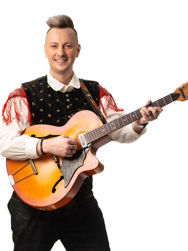 Sergej Vrhovnik mit der Gitarre