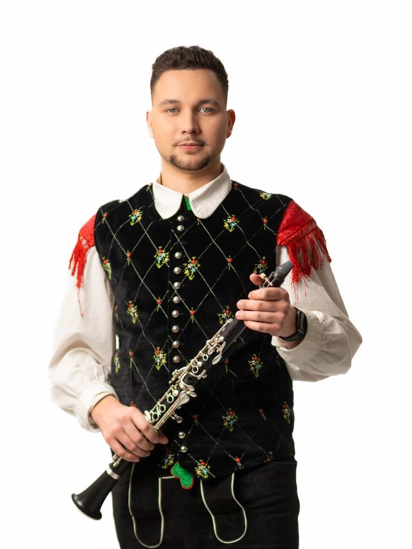 Žiga Hutmajer spielt Klarinette