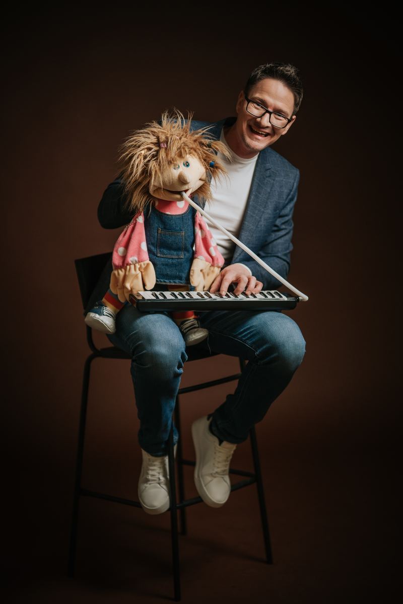 Andrej Švab z lutko in klaviaturami