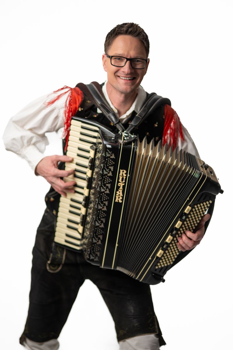 Andrej Švab s harmoniko v narodni noši
