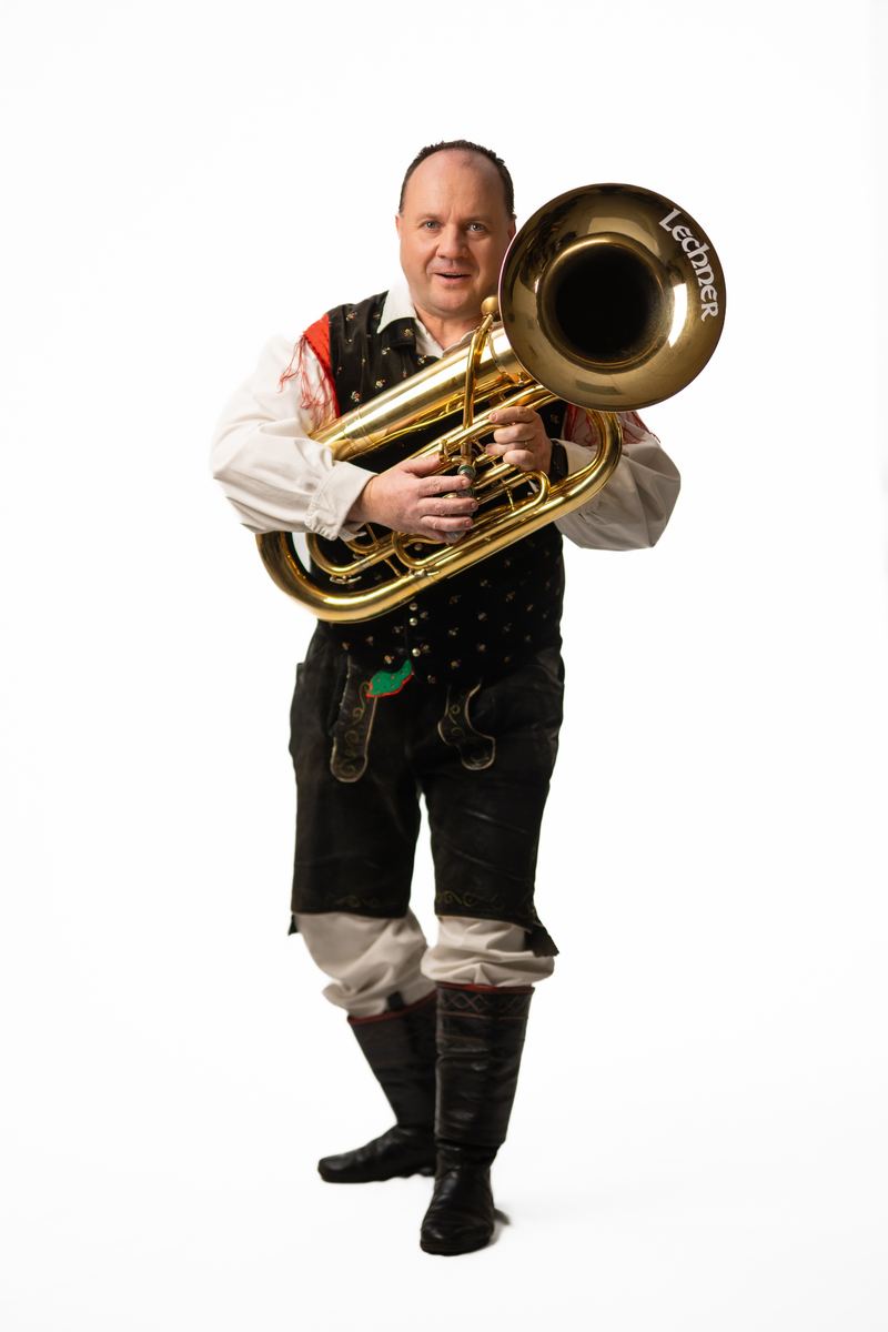 Marko Fijavž z baritonom v narodni noši