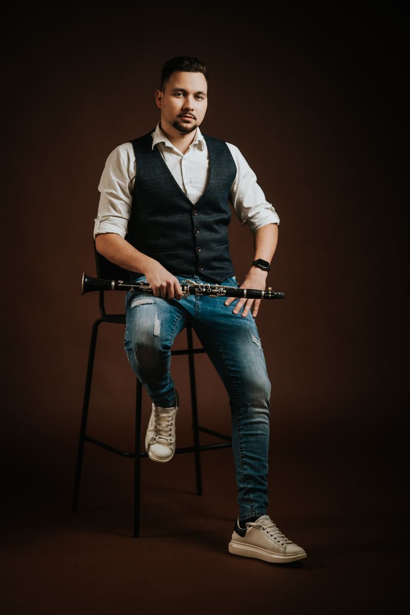 Žiga Hutmajer s klarinetom na barskem stolu