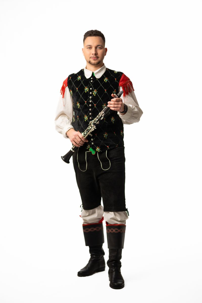 Žiga Hutmajer s klarinetom v narodni noši
