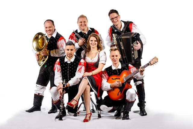 Ansambel Rosa v narodnih nošah z baritonom, harmoniko in kitaro
