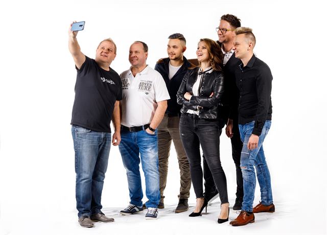Člani ansambla se fotografirajo s telefonom