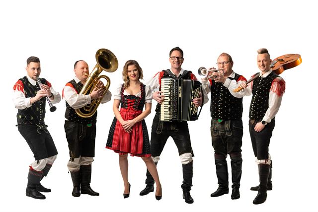 Ansambel Rosa v narodnih nošah s klarinetom, baritonom, harmoniko, trobento in kitaro