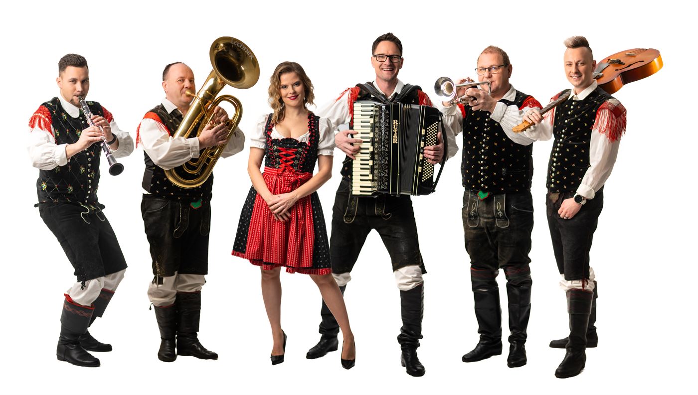 Ansambel Rosa v narodnih nošah s harmoniko, trobento, klarinetom in baritonom